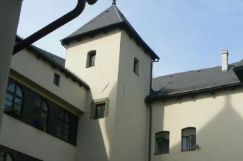 Nádvoří hradu (© Jiří Vajtr, 06/2008)