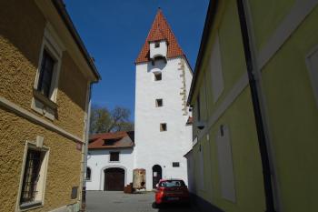 pohled na věž z Hradební ulice (© Marcela Váňová04/2021)
