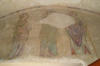západní strana předsíně - uprostřed Madona s Ježíškem, vpravo sv. Vojtěch, vlevo sv. Kateřina (© Petr Berka, 12/2012)