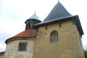 Románská rotunda a gotická věž ( © Pavel Vítek 05/2006)