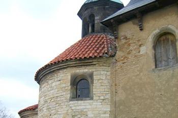Románská rotunda a gotická věž ( © Pavel Vítek 05/2006)
