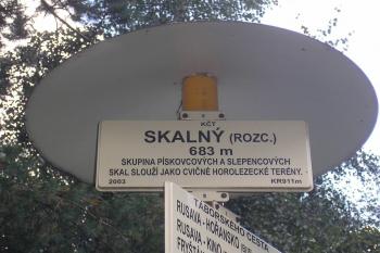 rozcestník pod hrádkem ( © Ondřej Štěpánek 09/2007)