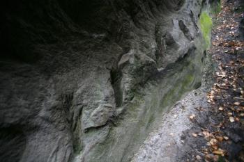 Detail záseků pro schody, vytesaných ve stěně průrvy ( © Filip Matoušek 11/2008)