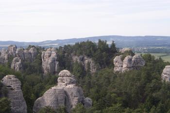 Pohled na Čertovu ruku z Hruboskalských stěn (© Jan Šebek, 06/2009)