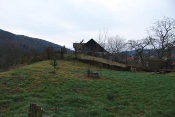 Vyvýšené místo na jižní straně ostrožny, kde stálo opevněné sídlo ( © Roman Řezáč 12/2004)
