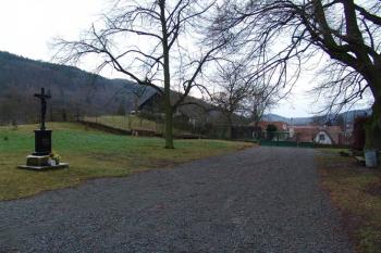 Pohled od chrámu, na levé vyvýšené straně stálo opevněné sídlo ( © Roman Řezáč 12/2004)
