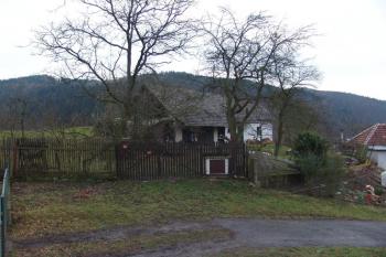 Místo opevněného sídla ( © Roman Řezáč 12/2004)