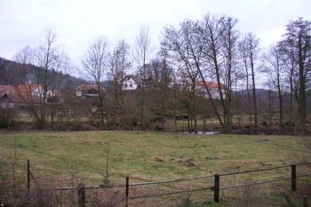 Pohled na ostrožnu od trámového mostu přes řeku ( © Roman Řezáč 12/2004)