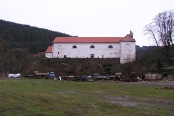 Severní konec ostrožny s chrámem. Pohled od západu. ( © Roman Řezáč 12/2004)