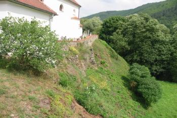 východní sráz ve směru od jádra tvrze (© D Dohňanský, 07/2014)