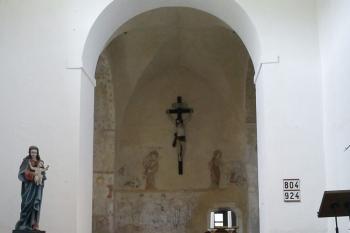 Pohled do presbytáře s freskami snad z 1. poloviny 14. století, objeveny náhodou roku 1959 (© Jan Večeřa, 07/2014)
