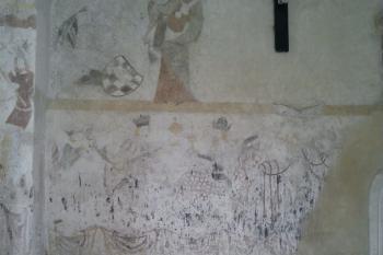 sv. Kateřina s mečem a kolem, před ní šachovnicový erb neznámého donátora kostela (© Jan Večeřa, 07/2014)