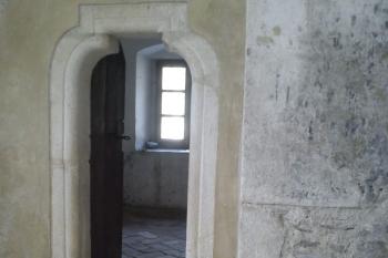 Mramorový sedlový portál vedoucí ze severní stěny do sakristie (© Jan Večeřa, 07/2014)