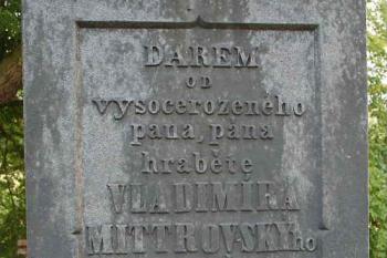 Nápis na podstavci kříže před kostelem (© Ivan Grisa, 09/2007)