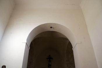 Napojení barokní lodi kostela na starší románskou část ( © Iva Spurná 28.9.2009)