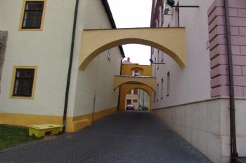 Průchod kolem radnice ( © Roman Řezáč 12/2004)