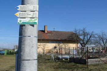 rozcestník u nádraží ( © Jiří Čížek 03/2008)