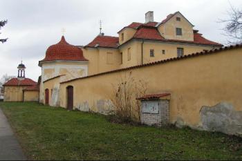 zadní (severní) strana areálu ( © Petr Turyna 01/2005)