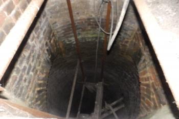 Pohled do studny (© Johannes Cladis, 09/2014)