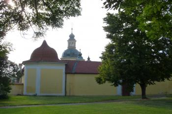 klášter benediktinek s kostelem Panny Marie Vítězné na Bílé hoře-Praha 6 Řepy (© Vlastislav Mareček, 07/2016)