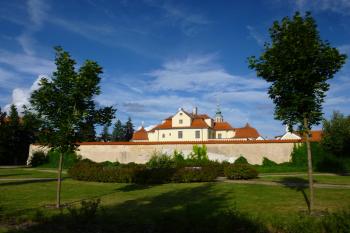 klášter benediktinek s kostelem Panny Marie Vítězné na Bílé hoře-Praha 6 Řepy (© Vlastislav Mareček, 07/2016)