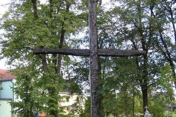 Pamětní kříž, vytvořený z ohořelých trámů původního kostela (© Jan P. Štěpánek, 10/2006)