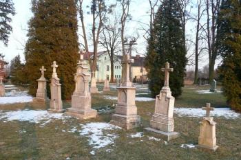 staré náhrobky v blízkosti kostela ( © Jan P. Štěpánek 03/2010)