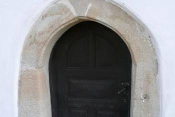 staší portál bočního vstupu do sakristie kostela ( © Jan P. Štěpánek 03/2009)