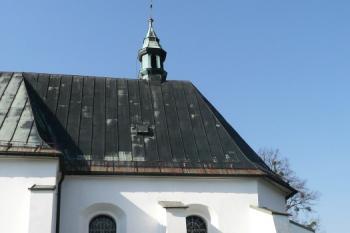 presbyterium kostela s mohutnými opěráky ( © Jan P. Štěpánek 03/2009)