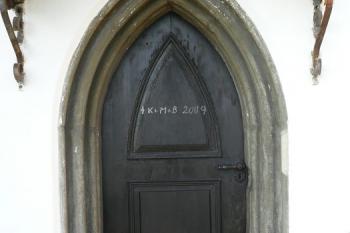 gotický profilovaný portál bočního vstupu do kostela ( © Jan P. Štěpánek 03/2009)
