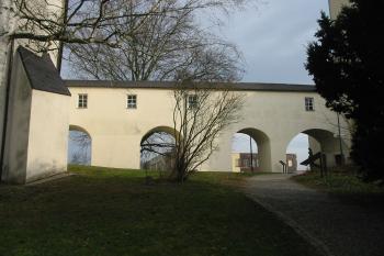spojovací chodba mezi zámkem a kostelem od jihu (© D Dohňanský, 12/2014)