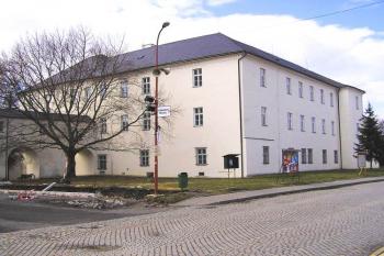 Pohled na zámek ve směru od centra města (© Jan P. Štěpánek, 04/2006)