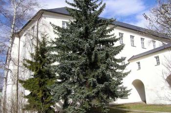 Jihovýchodní nároží zámku (© Jan P. Štěpánek, 04/2006)