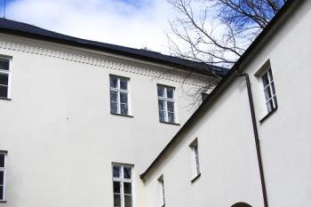 Napojení kryté chodby spojující kostel a zámek na objekt zámku (© Jan P. Štěpánek, 04/2006)