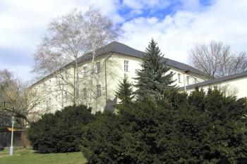Pohled na jihovýchodní část zámku z podzámeckého parku (© Jan P. Štěpánek, 04/2006)