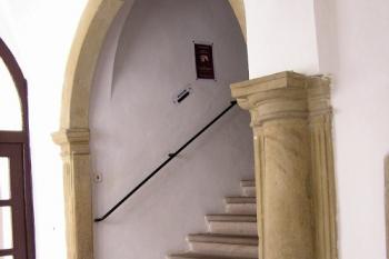 Renesanční portál vstupu na schodiště do patra (© Jan P. Štěpánek, 04/2006)