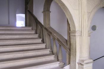 renesančně zdobené schodiště v patře zámku (© Jan P. Štěpánek, 04/2006)