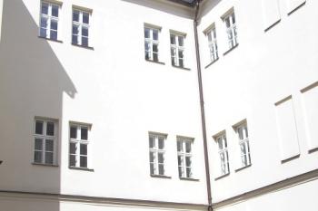 Severovýchodní nároží zámeckého dvora (© Jan P. Štěpánek, 04/2006)