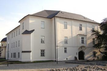 Pohled na vstupní část zámku od severozápadu (© Jan P. Štěpánek, 10/2006)