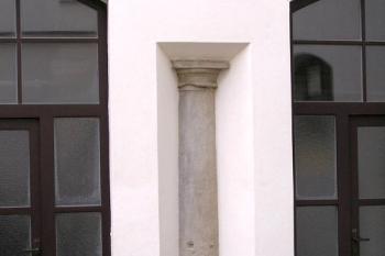 Dórský sloup zazděný ve zdivu nádvoří zámku (© Jan P. Štěpánek, 2005)