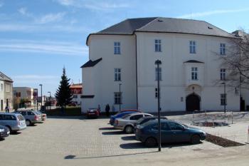 Celkový pohled na průčelí zámku a jeho okolí. ( © Miroslav BITTER 03/2008)