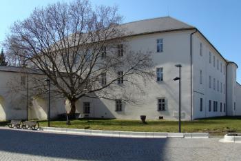 Celkový pohled na zámek Klimkovice a krytou chodbu, která spojuje zámek s kostelem sv. Kateřiny. ( © Miroslav BITTER 03/2008)