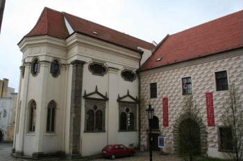 Severní průčelí kostela a vstup do koleje (© Ivan Grisa, 05/2006)