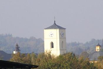 Pohled na kostelní věž a střechu zámku v Klimkovicích z polní cesty do Jistebníku (© Jan P. Štěpánek, 10/2006)