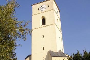 Štíhlá věž kostela (© Jan P. Štěpánek, 10/2006)