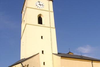 Pohled od jihu na kostelní věž (© Jan P. Štěpánek, 10/2006)