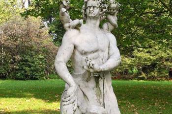Poněkud netradiční socha L. van Beethowena v bývalém zámeckém parku (© Jan P. Štěpánek, 10/2006)