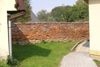 původní ohradní zeď zámeckého parku ( © Jan P. Štěpánek 10/2006)
