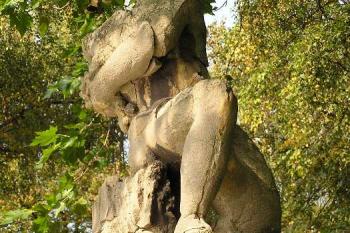 Torzo původní sochařské výzdoby areálu zámeckého parku (© Jan P. Štěpánek, 10/2006)
