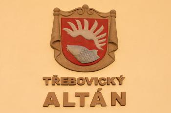 Znak Třebovic na jedné z budov v „zámeckém parku“. ( © Miroslav BITTER 2006)